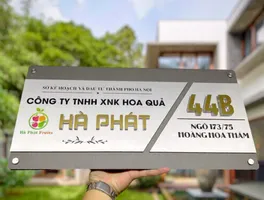 Bảng hiệu công ty inox 2 lớp xám khói chữ nổi 3D vàng xước – nhìn tổng thể mặt trước Bảng hiệu công ty inox xám khói 2 lớp chữ nổi 3D vàng xước bố cục 2 vùng tên và địa chỉ