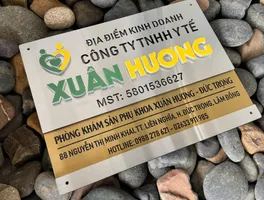 Bảng hiệu inox 2 tông màu chữ nổi logo màu thương hiệu – tổng thể bảng hiệu inox 2 tông màu trắng xước vàng xước chữ nổi logo màu thương hiệu tổng thể