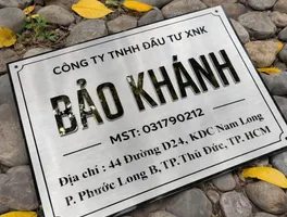 Bảng hiệu công ty inox trắng xước chữ gương bạc – nhìn tổng thể bảng hiệu công ty inox trắng xước chữ gương bạc phản chiếu tổng thể