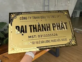 Bảng hiệu công ty inox vàng gương hoa văn cổ điển – nhìn tổng thể bảng hiệu công ty inox vàng gương chữ nổi hoa văn cổ điển tổng thể