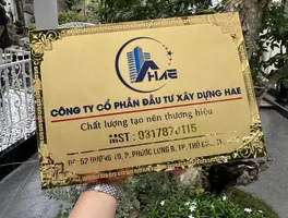 Bảng hiệu công ty inox vàng gương khắc CNC logo màu – tổng thể bảng hiệu công ty inox vàng gương khắc CNC logo màu hoa văn cổ điển tổng thể ngoài trời