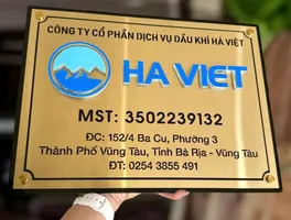 Bảng hiệu công ty inox vàng xước chữ nổi logo màu nền đen – tổng thể bảng hiệu công ty inox vàng xước chữ nổi 3D logo màu thương hiệu nền đế đen layering tổng thể