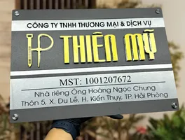 Bảng hiệu công ty inox xám khói chữ nổi 3D có logo – mặt trước tổng thể Bảng hiệu công ty TNHH thương mại dịch vụ inox xám khói chữ nổi 3D vàng có logo và mã số thuế