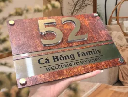Bảng số nhà inox 304 chữ nổi 3D nền giả đá – mặt trước Bảng số nhà inox 3D chữ nổi nền sơn giả đá rỉ sét tông nâu đỏ, thương hiệu Bảng Hiệu Vàng