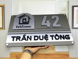 Bảng số nhà inox 304 xước bạc chữ nổi 3D mẫu Welcome – Tổng quan sản phẩm Bảng số nhà inox 304 xước bạc chữ nổi 3D họa tiết ngôi nhà chữ Welcome trên nền xám titanium