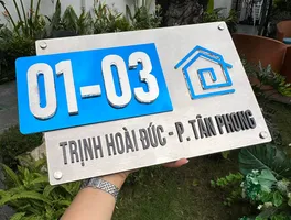 Bảng số nhà inox 3D nền xanh gương chữ nổi – Bảng Hiệu Vàng Bảng số nhà inox 3D chữ nổi nền xanh gương họa tiết ngôi nhà cao cấp