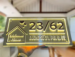 Bảng số nhà inox đèn LED vàng phát sáng – chữ nổi 3D Welcome Home, nhìn mặt trước Bảng số nhà inox đèn LED vàng warm phát sáng chữ nổi 3D Welcome Home hiện đại nhìn mặt trước