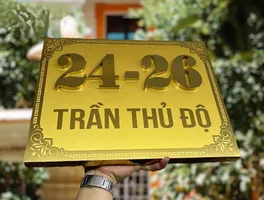 Bảng số nhà inox vàng cao cấp chữ nổi 3D – mặt trước với họa tiết Á Đông chạm nổi sang trọng Bảng số nhà inox vàng gương chữ nổi 3D – mặt trước với họa tiết Á Đông chạm nổi tinh tế