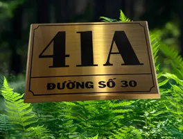 Bảng số nhà inox vàng xước khắc chìm viền vát chéo – góc nghiêng trong vườn xanh, tông vàng xước ấm áp cổ điển Bảng số nhà inox vàng xước khắc chìm viền vát chéo vàng xước cùng tông – góc nghiêng thấy rõ chiều sâu hình học tinh tế của viền vát