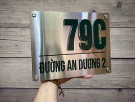 Bảng số nhà inox xước bạc chữ nổi 3D sơn xanh lá – tùy chọn màu sơn tĩnh điện theo yêu cầu Bảng số nhà inox xước bạc chữ nổi 3D sơn tĩnh điện màu xanh lá tùy chọn – phong cách hiện đại cá tính