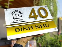 Bảng số nhà inox xước bạc chữ nổi 3D vàng gương - Bảng Hiệu Vàng Bảng số nhà inox xước bạc phối vàng gương, chữ nổi 3D kết hợp ăn mòn, họa tiết ngôi nhà và chữ Welcome