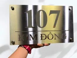 Bảng số nhà inox xước bạc khắc chìm ăn mòn hoá học – mặt trước, font chữ serif thanh lịch Bảng số nhà inox xước bạc khắc chìm ăn mòn hoá học chữ xám mờ – sang trọng tối giản như biển hiệu khách sạn cao cấp