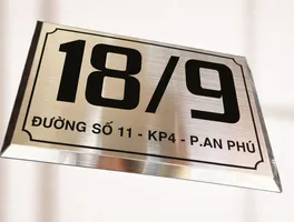 Bảng số nhà inox xước bạc khắc chìm – góc chụp cao thấy rõ viền và khung viền cổ điển Bảng số nhà inox xước bạc cạnh vát 45° khắc chìm phong cách cổ điển Châu Âu – góc chụp cao thấy toàn bộ viền vát xung quanh