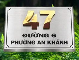 Bảng số nhà inox xước bạc số vàng gương nổi 3D viền vát chéo – góc cao trong vườn xanh sang trọng Bảng số nhà inox xước bạc số vàng gương nổi 3D viền vát chéo bốn mặt phong cách cổ điển sang trọng – chụp góc cao nền cây xanh tối nổi bật