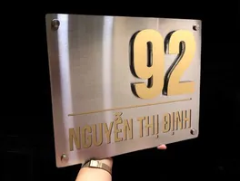 Bảng số nhà inox xước bạc vàng gương chữ nổi 3D – chụp nền tối, tương phản sang trọng Bảng số nhà inox xước bạc vàng gương chữ nổi 3D tối giản sang trọng – nền tối nổi bật